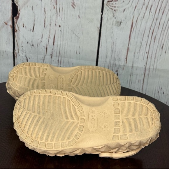 CROCS GEOMETRIC CLOG SHIITAKE nude/flesh color unisex style women’s size 7 GUC - Picture 6 of 16